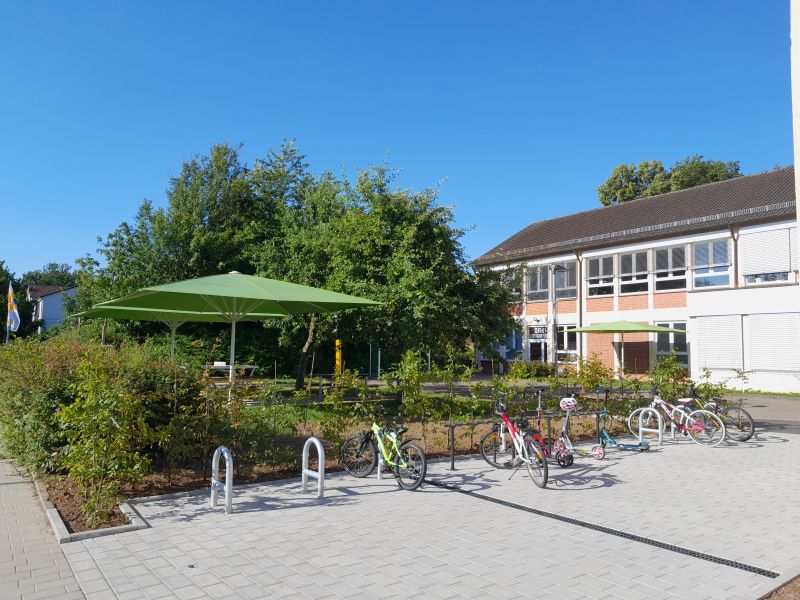 Neuer Zugangsbereich der Grundschule Obergimpern mit Fahrradständern und Sonnenschirmen