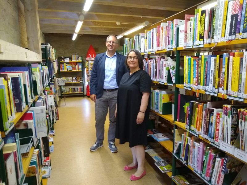 Oberbürgermeister Sebastian Frei und Büchereileiterin Dolores Lauk in der Stadtbücherei Bad Rappenau