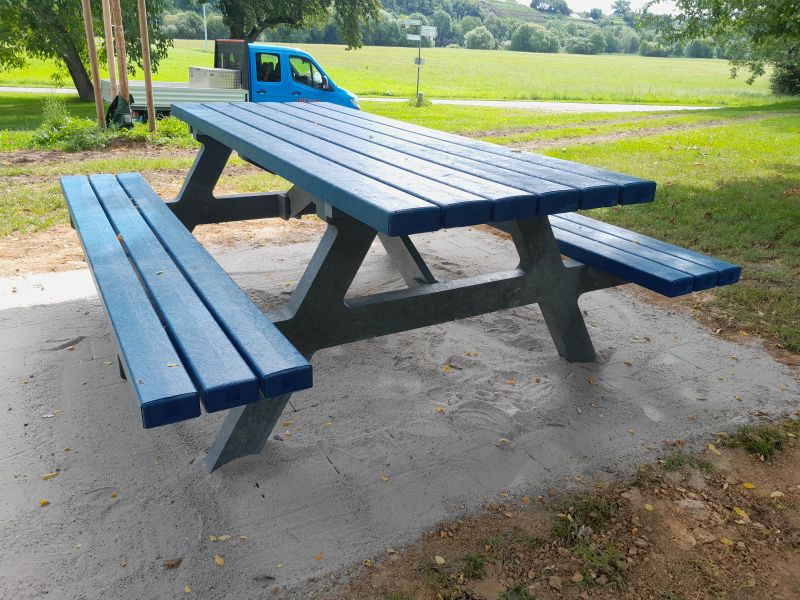 Neuer Picknicktisch auf dem Spielplatz in Heinsheim