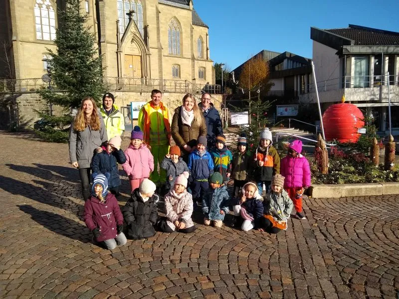 Michel Blatt und Philipp Kern vom Bauhof sowie OB Frei mit Kindern und Erzieherinnen der Kita St. Anna