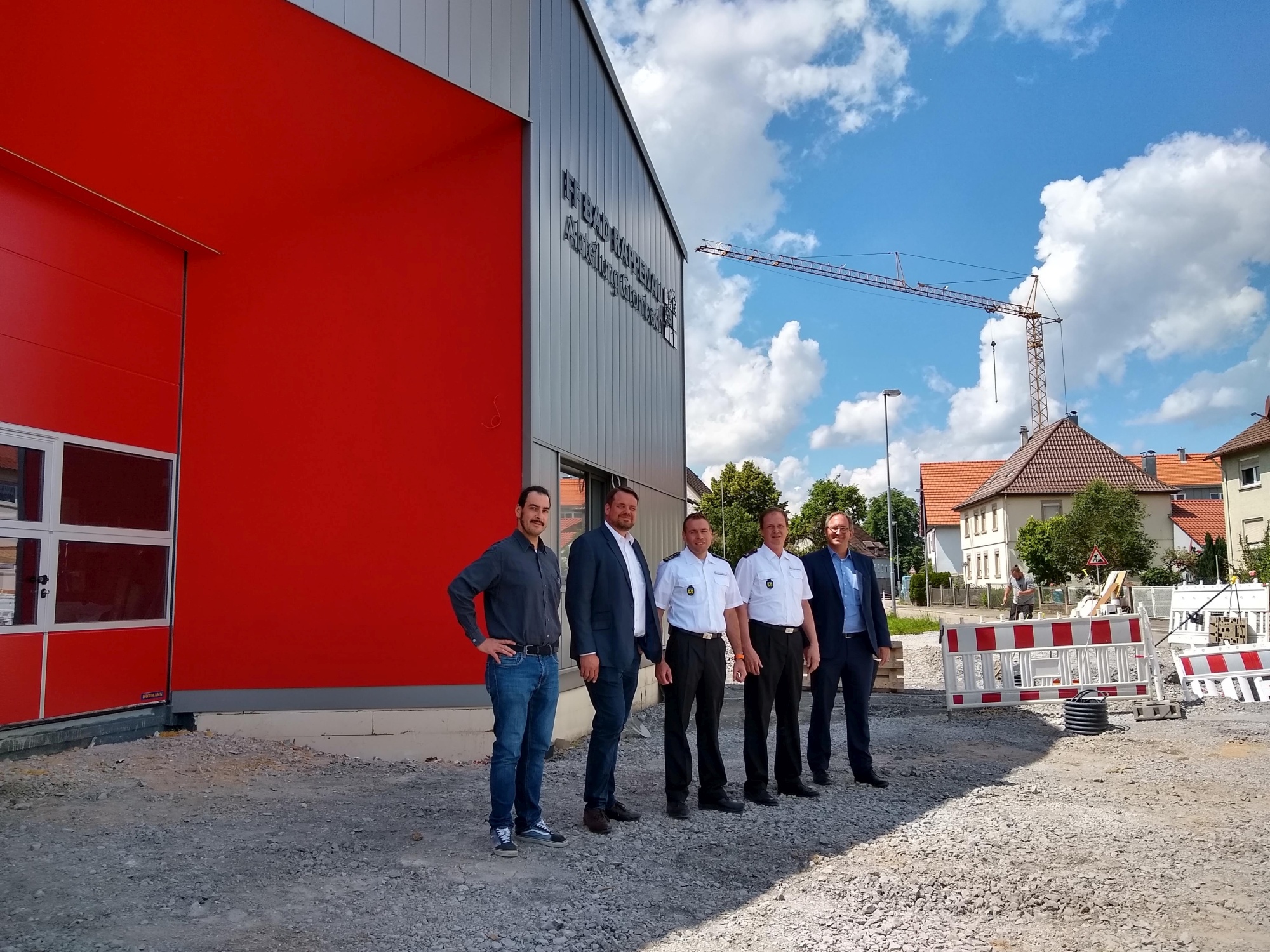 Vertreter der Feuerwehr und der Stadtverwaltung vor dem neuen Feuerwehrhaus in Grombach (Foto: Stadt Bad Rappenau)