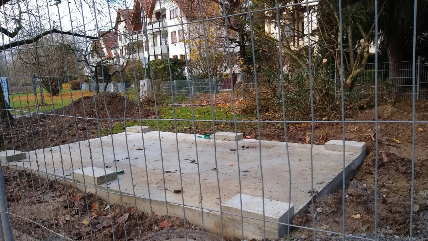 Bodenplatte für das neue öffentliche WC am Spielplatz Seewiese in der Stadtmitte (Bild: Stadt Bad Rappenau)