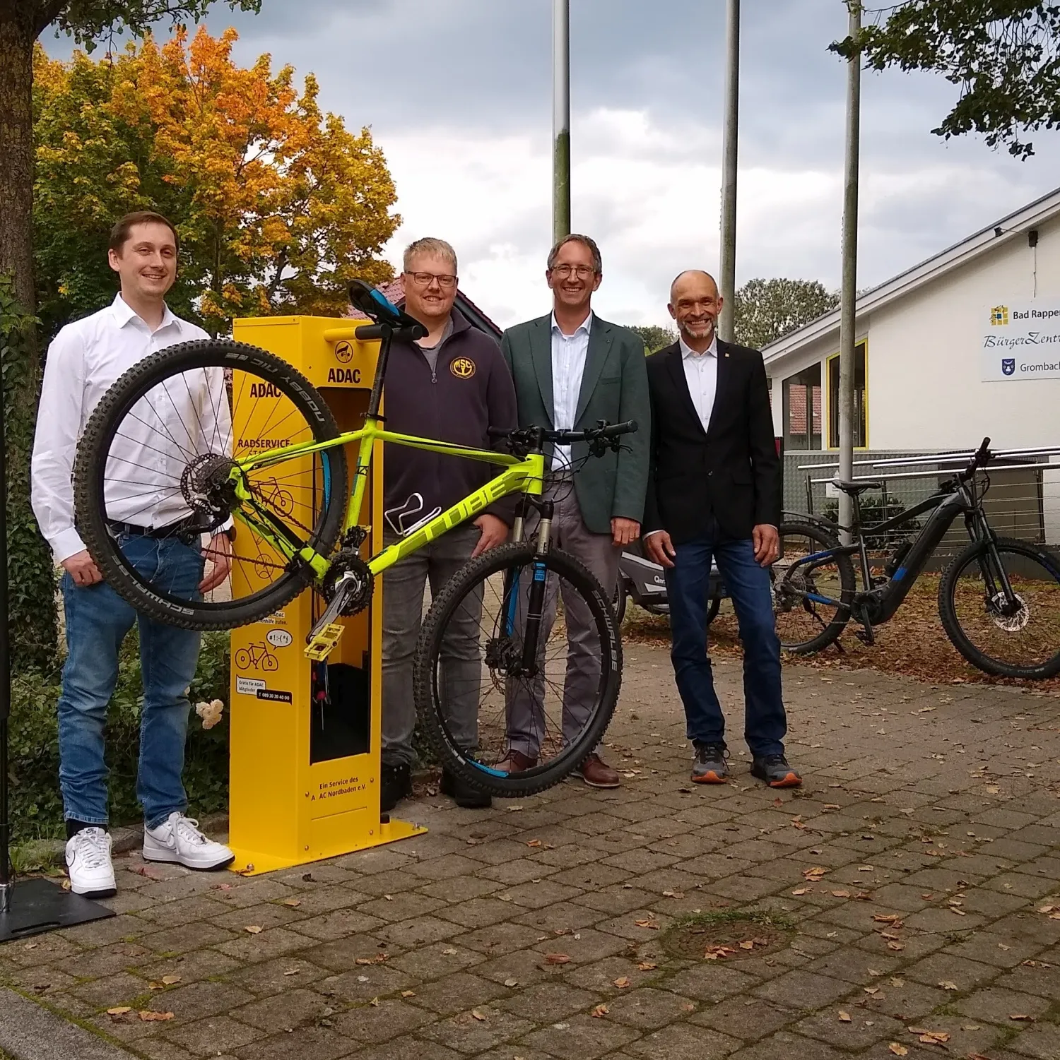 Jan Bühn, Mobilitätsmanager des ADAC Nordbaden e.V., Sven Hoßfeld, 1. Vorsitzender des MSC Bad Rappenau, Oberbürgermeister Sebastian Frei und Robin Müller, Clubsyndikus des ADAC Nordbaden e.V (Bild: Stadt Bad Rappenau)