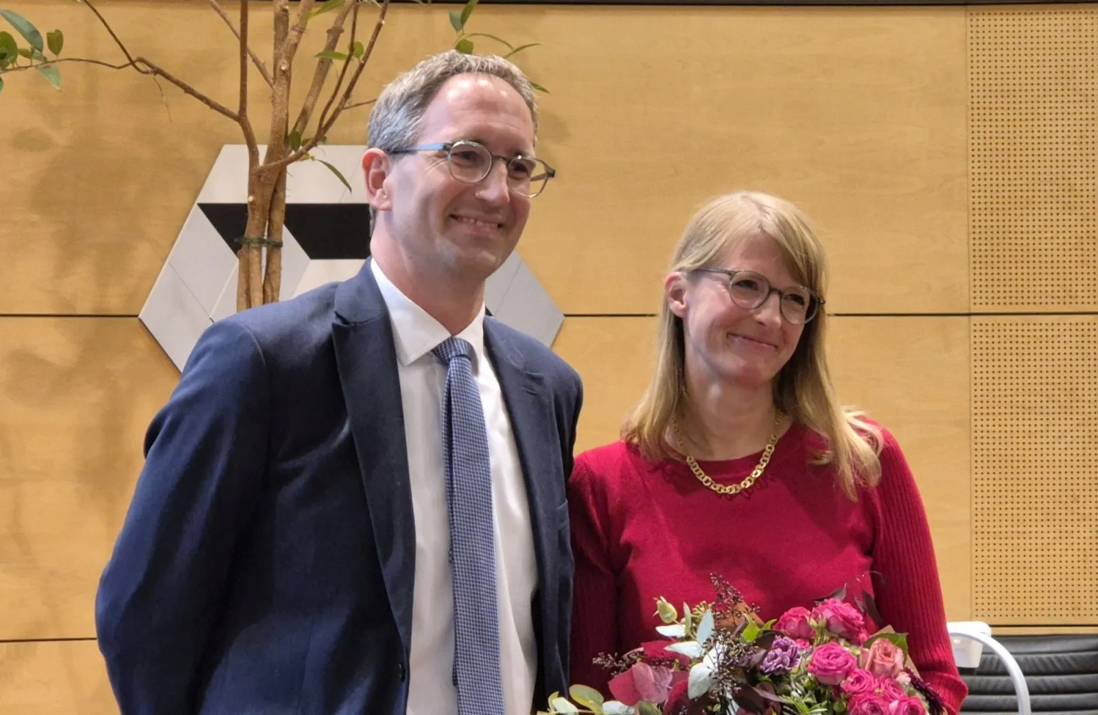 OB Sebastian Frei und seine Frau Eva nach der Bekanntgabe des Wahlergebnisses (Bild: Stadt Bad Rappenau)