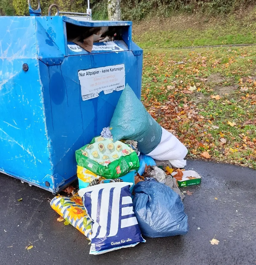 Müllablagerung beim Sportplatz Treschklingen (Bild: privat)