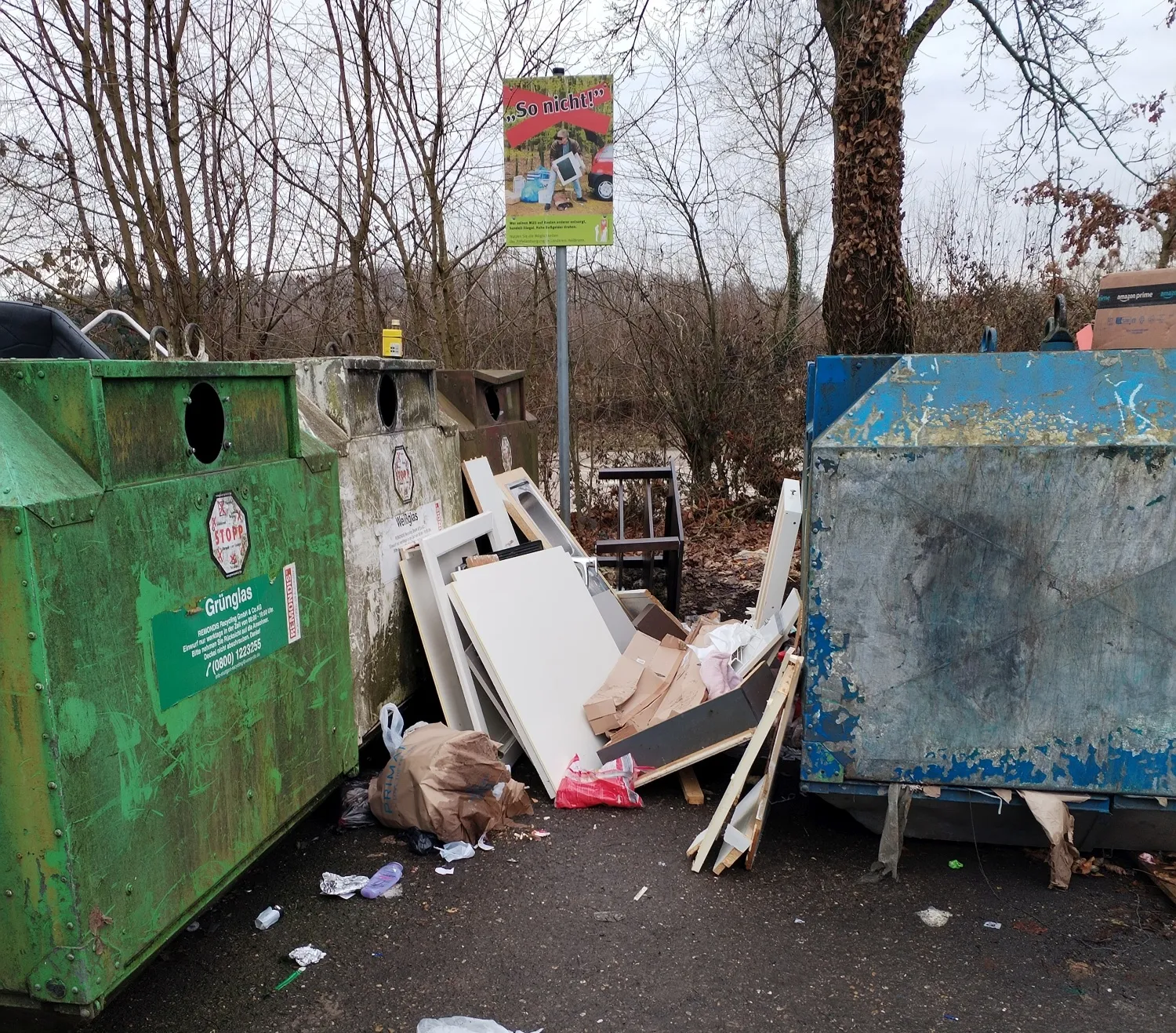 Sperrmüll & Möbel beim Parkplatz Einsiedelwald (Foto: Bauhof Bad Rappenau)