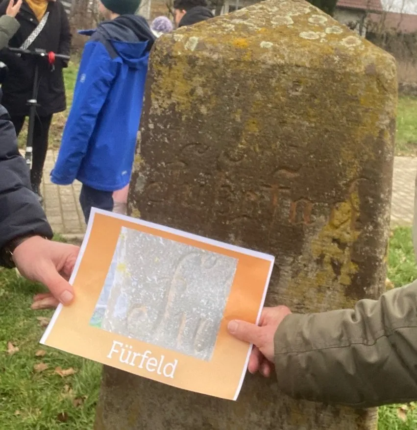 Eine Folge von „Stadt Land Quiz“ wurde bereits im Dezember im Stadtteil Fürfeld aufgezeichnet. Welche Aufgabe das Rateteam dort lösen musste, sehen Sie auf dem Foto. (Bild: privat)