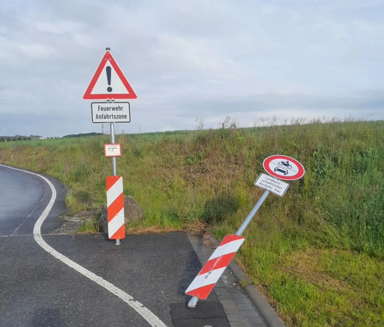 Umgefahrenes Verkehrsschild (Bild: Bauhof Bad Rappenau)