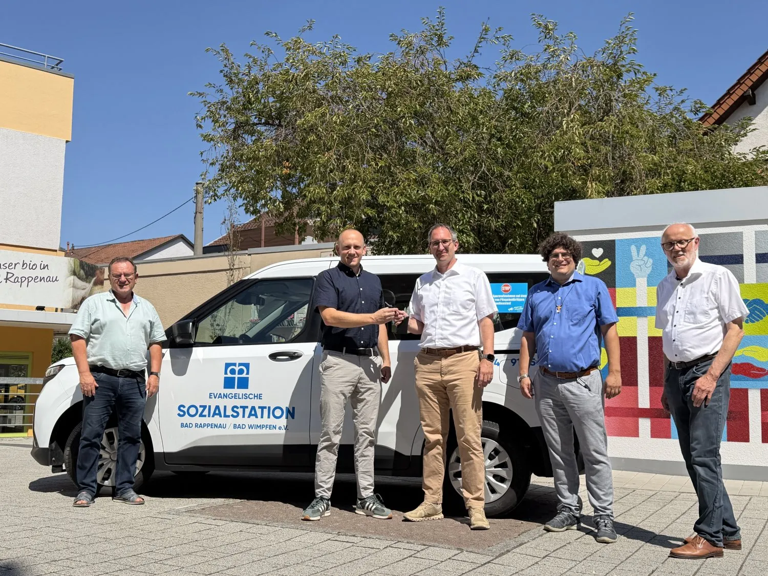 Der Vorstand des Ökumenischen Krankenpflegevereins (v.r), Dr. Manfred Klopprogge, Pfarrer Lukas Biermayer, OB Sebastian Frei, Wolfgang Franke (links), übergibt das neue Fahrzeug an den Geschäftsführer der Sozialstation Johannes Klopprogge (2. v. l.), Bild: Stadt Bad Rappenau
