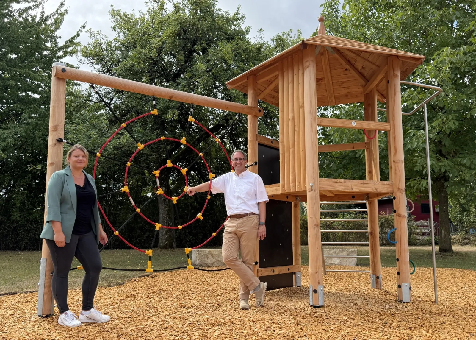 Olivia Grünewald und OB Sebastian Frei geben den neu gestalteten Spielplatz in Babstadt offiziell frei (Foto: Stadt Bad Rappenau)