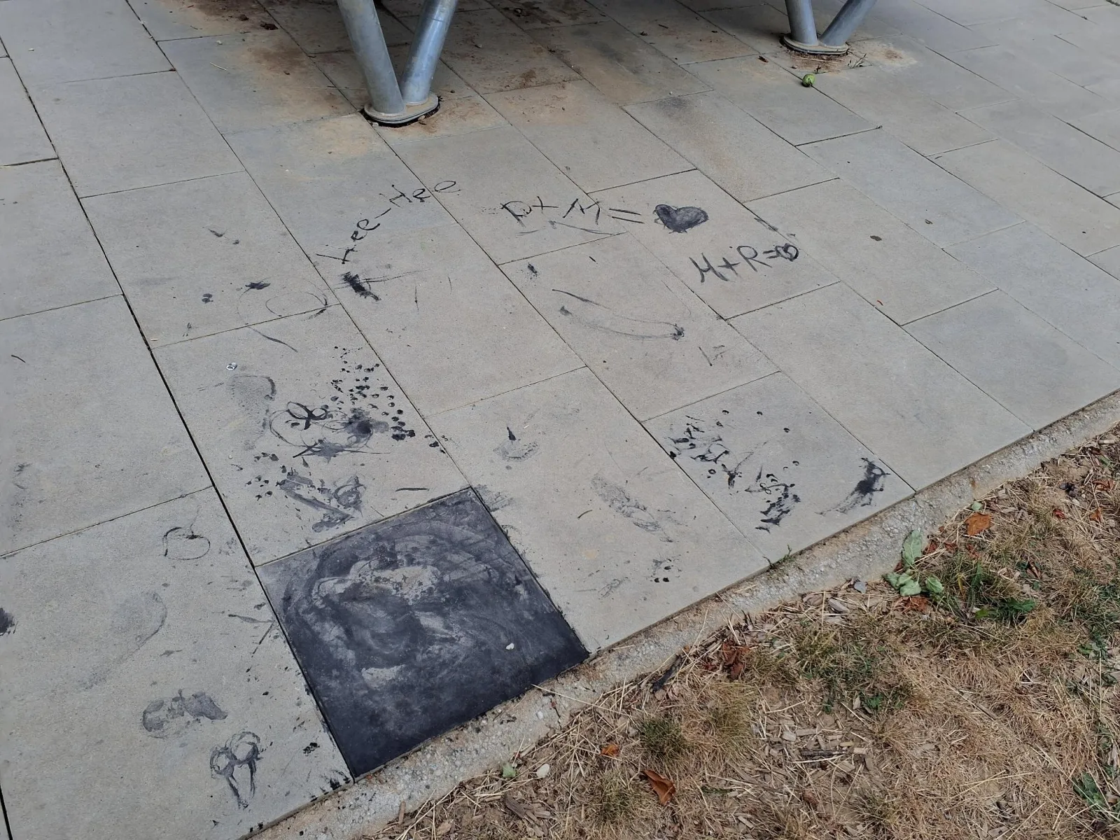 Schmierereien auf dem Spielplatz Talstraße (Bild: Stadt Bad Rappenau)