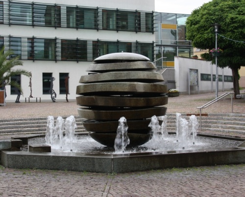 Stadtbrunnen und Rathaus