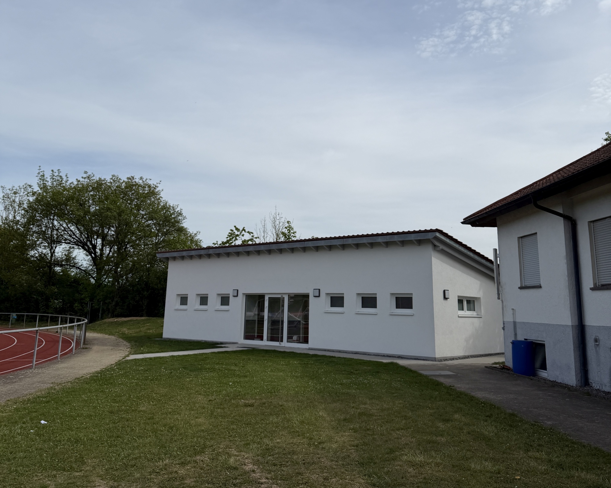 Das neue Gebäude mit Umkleideräumen, Duschen und WCs im Waldstadion (Bild: Stadt Bad Rappenau) 2026 Waldstadion neues Gebäude k