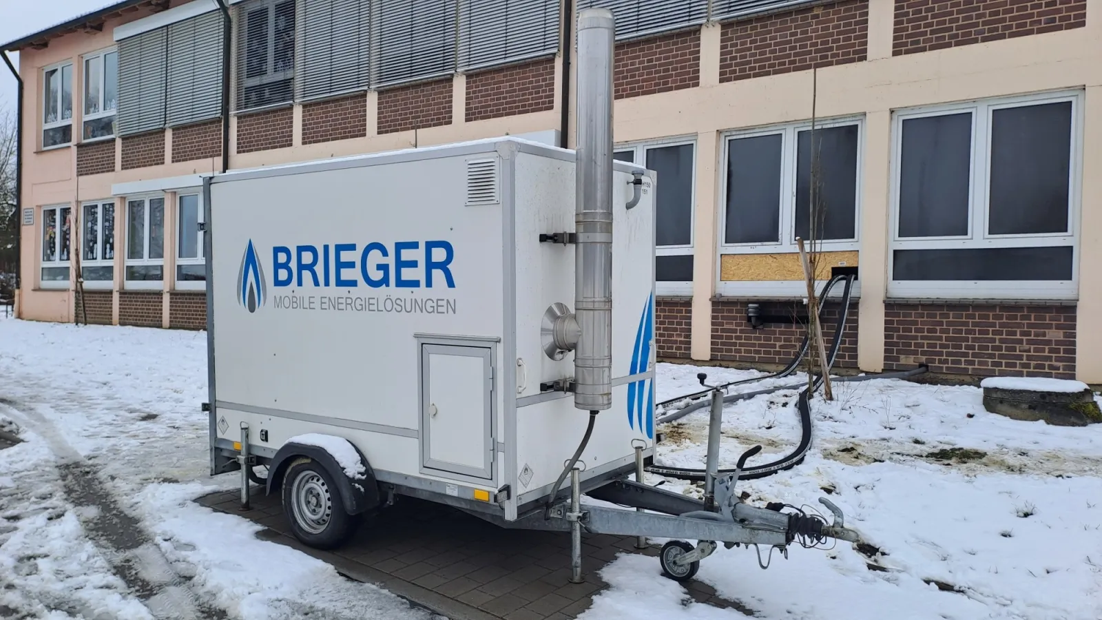 Hotmobil-Notheizung vor der Grundschule Obergimpern 2026 hotmobil gs ogi 20260202