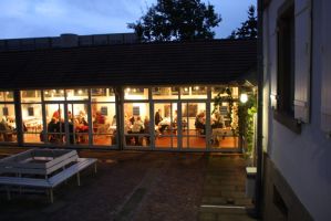 Museumsbesen bei Nacht, von außen fotografiert